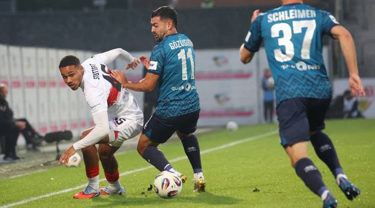 BAU 30.09.2025 Aspach Fußball VfB Stuttgart II vs. SV Wehen Wiesbaden, v.l. Nikolas Terkelsen Nartey (VfB II), Tarik Gözüsirin (Wiesbaden)