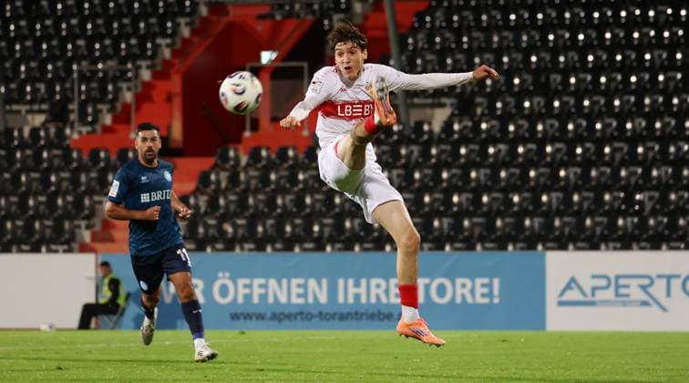 BAU 30.09.2025 Aspach Fußball VfB Stuttgart II vs. SV Wehen Wiesbaden, Efe Korkut (VfB II, oben)