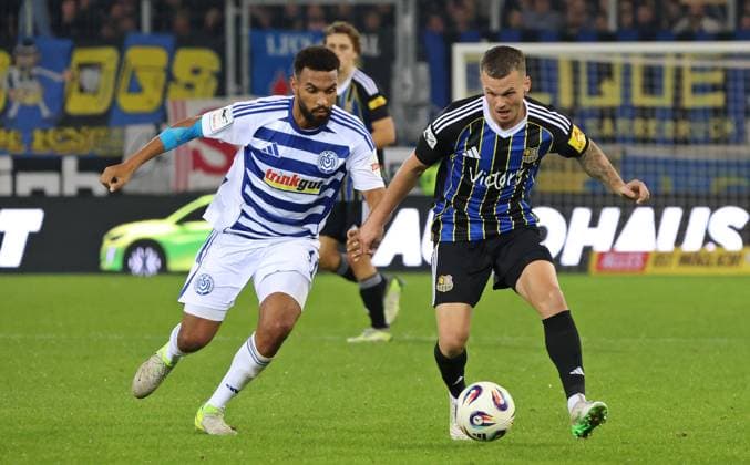 30.09.2025, Fussball, Herren, 3. Liga, Saison 2025 2026, 1. FC Saarbrücken - MSV Duisburg, Jesse Tugbenyo (MSV Duisburg) Florian Pick (1. FC Saarbruecken) Saarbrücken Ludwigsparkstadion Saarland Deutschland (DE) Copyright: xFabianxKleerx
