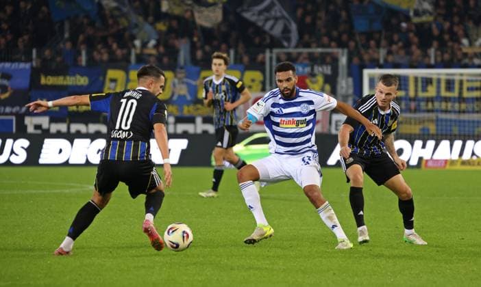 30.09.2025, Fussball, Herren, 3. Liga, Saison 2025 2026, 1. FC Saarbrücken - MSV Duisburg, Kasim Rabihic (1. FC Saarbruecken) Jesse Tugbenyo (MSV Duisburg) Florian Pick (1. FC Saarbruecken) Saarbrücken Ludwigsparkstadion Saarland Deutschland (DE) Copyright: xFabianxKleerx