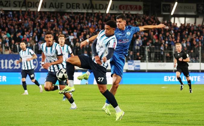 30.09.2025, Deutschland, Stuttgart, Fussball Regionalliga Südwest, SV Stuttgarter Kickers vs. SGV Freiberg, v.l. David Udogu (Kickers), Henrick Selitaj (SGV)