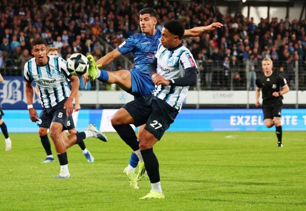 30.09.2025, Deutschland, Stuttgart, Fussball Regionalliga Südwest, SV Stuttgarter Kickers vs. SGV Freiberg, v.l. Henrick Selitaj (SGV), David Udogu (Kickers)