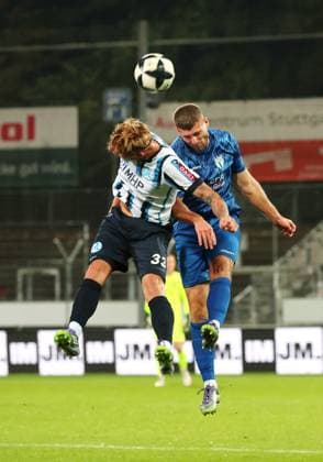 30.09.2025, Deutschland, Stuttgart, Fussball Regionalliga Südwest, SV Stuttgarter Kickers vs. SGV Freiberg, v.l. Samuel Unsöld (Kickers), Jacob Engel (SGV)