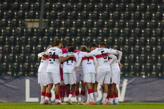 Spielerkreis VfB Stuttgart II vor leerer Tribuene GER, VfB Stuttgart II vs. SV Wehen Wiesbaden, Fussball, Herren, 3. Liga, 9. Spieltag, Spielzeit 2025 2026, 30.09.2025 GER, VfB Stuttgart II vs. SV Wehen Wiesbaden, Fussball, Herren, 3. Liga, 9. Spieltag, Spielzeit 2025 2026, 30.09.2025 Aspach Copyright: xEibner-Pressefoto GeraldxOelze-dx EP_ODS