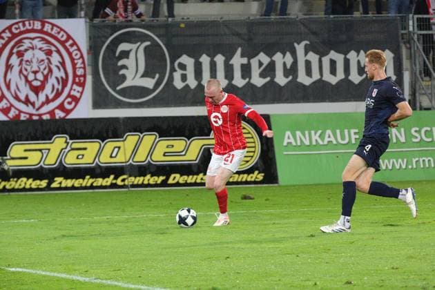 30.09.2025 xmgoodx Offenbach am Main, Sparda-Bank-Hessen Stadion - Stadion Bieberer Berg Regionalliga Saison 2025 2026 Kickers Offenbach (OFC) - SG Barockstadt Fulda-Lehnerz Valdrin Mustafa (9, OFC) schneller als Pietro Besso (Fulda)