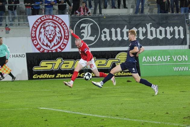 30.09.2025 xmgoodx Offenbach am Main, Sparda-Bank-Hessen Stadion - Stadion Bieberer Berg Regionalliga Saison 2025 2026 Kickers Offenbach (OFC) - SG Barockstadt Fulda-Lehnerz Ron Berlinski (21, OFC) flankt zu Valdrin Mustafa (9, OFC), Milian Habermehl (Fulda)