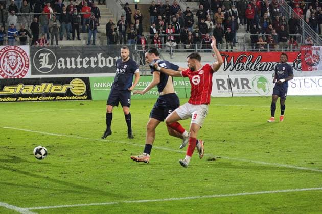 30.09.2025 xmgoodx Offenbach am Main, Sparda-Bank-Hessen Stadion - Stadion Bieberer Berg Regionalliga Saison 2025 2026 Kickers Offenbach (OFC) - SG Barockstadt Fulda-Lehnerz Valdrin Mustafa (9, OFC) Tor zum 1:0 , Pietro Besso (Fulda) kann es nicht verhindern