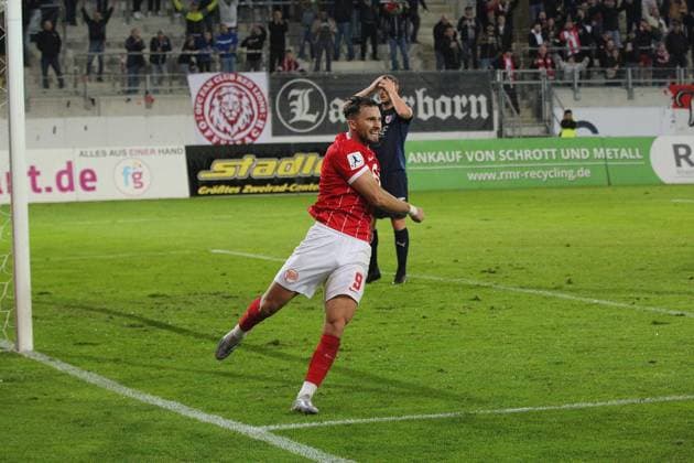 30.09.2025 xmgoodx Offenbach am Main, Sparda-Bank-Hessen Stadion - Stadion Bieberer Berg Regionalliga Saison 2025 2026 Kickers Offenbach (OFC) - SG Barockstadt Fulda-Lehnerz Torjubel nach dem Tor zum 1:0 durch Valdrin Mustafa (9, OFC)