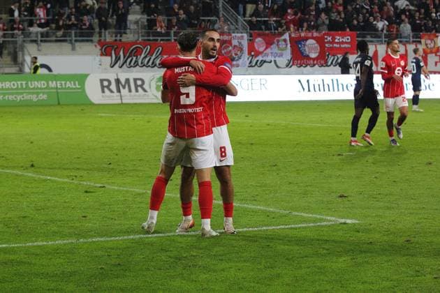 30.09.2025 xmgoodx Offenbach am Main, Sparda-Bank-Hessen Stadion - Stadion Bieberer Berg Regionalliga Saison 2025 2026 Kickers Offenbach (OFC) - SG Barockstadt Fulda-Lehnerz Torjubel nach dem Tor zum 1:0 durch Valdrin Mustafa (9, OFC)