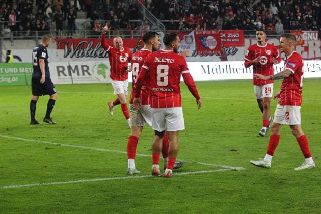 30.09.2025 xmgoodx Offenbach am Main, Sparda-Bank-Hessen Stadion - Stadion Bieberer Berg Regionalliga Saison 2025 2026 Kickers Offenbach (OFC) - SG Barockstadt Fulda-Lehnerz Torjubel nach dem Tor zum 1:0 durch Valdrin Mustafa (9, OFC)