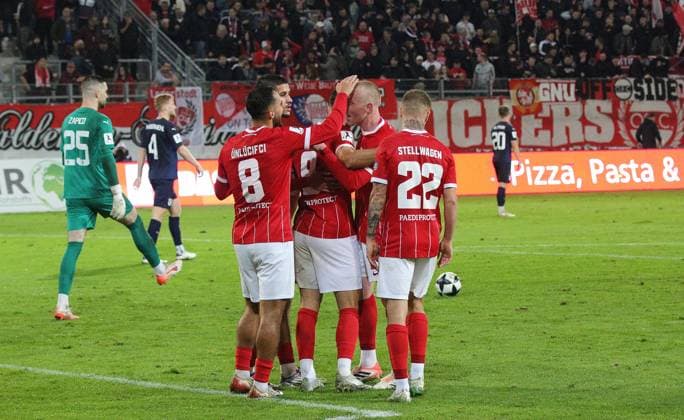 30.09.2025 xmgoodx Offenbach am Main, Sparda-Bank-Hessen Stadion - Stadion Bieberer Berg Regionalliga Saison 2025 2026 Kickers Offenbach (OFC) - SG Barockstadt Fulda-Lehnerz Torjubel nach dem Tor zum 1:0 durch Valdrin Mustafa (9, OFC)