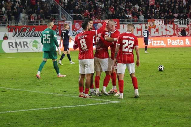 30.09.2025 xmgoodx Offenbach am Main, Sparda-Bank-Hessen Stadion - Stadion Bieberer Berg Regionalliga Saison 2025 2026 Kickers Offenbach (OFC) - SG Barockstadt Fulda-Lehnerz Torjubel nach dem Tor zum 1:0 durch Valdrin Mustafa (9, OFC)
