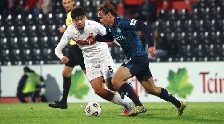 BAU 30.09.2025 Aspach Fußball VfB Stuttgart II vs. SV Wehen Wiesbaden, v.l. Mirza Catovic (VfB II), Ryan Nils Johansson (VfB II)