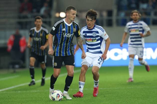 Fussball, 3. Liga Saison 2025 2026 9. Spieltag 1.FC Saarbrücken - MSV Duisburg 30.09.2025, Ludwigsparkstadion Simon Symalla (MSV Duisburg, 23) zweikampf Saarbrücken Ludwigsparkstadion Saarland Deutschland