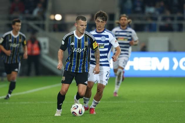 Fussball, 3. Liga Saison 2025 2026 9. Spieltag 1.FC Saarbrücken - MSV Duisburg 30.09.2025, Ludwigsparkstadion Simon Symalla (MSV Duisburg, 23) Zweikampf Saarbrücken Ludwigsparkstadion Saarland Deutschland