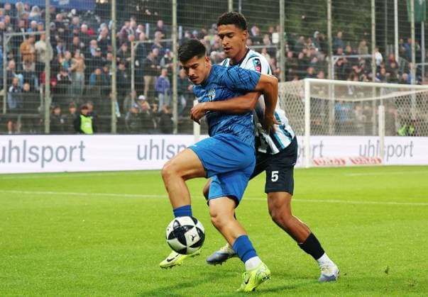 30.09.2025, Deutschland, Stuttgart, Fussball Regionalliga Südwest, SV Stuttgarter Kickers vs. SGV Freiberg, v.l. Henrick Selitaj (SGV), Jacob Danquah (Kickers)
