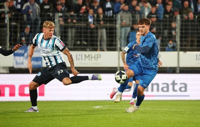 30.09.2025, Deutschland, Stuttgart, Fussball Regionalliga Südwest, SV Stuttgarter Kickers vs. SGV Freiberg, v.l. Samuel Unsöld (Kickers), Lukas Laupheimer (SGV)