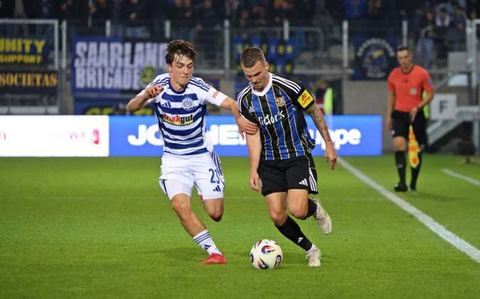 30.09.2025, Fussball, Herren, 3. Liga, Saison 2025 2026, 1. FC Saarbrücken - MSV Duisburg, Simon Symalla (MSV Duisburg) Florian Pick (1. FC Saarbruecken) Saarbrücken Ludwigsparkstadion Saarland Deutschland (DE) Copyright: xFabianxKleerx