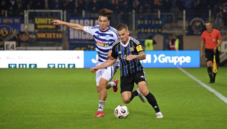 30.09.2025, Fussball, Herren, 3. Liga, Saison 2025 2026, 1. FC Saarbrücken - MSV Duisburg, Simon Symalla (MSV Duisburg) Florian Pick (1. FC Saarbruecken) Saarbrücken Ludwigsparkstadion Saarland Deutschland (DE) Copyright: xFabianxKleerx