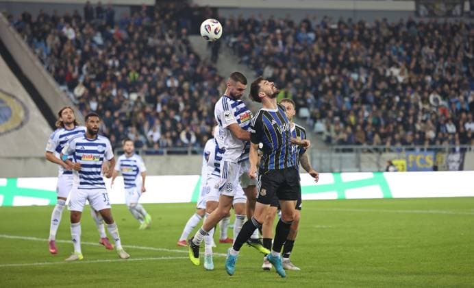 30.09.2025, Fussball, Herren, 3. Liga, Saison 2025 2026, 1. FC Saarbrücken - MSV Duisburg, Rasim Bulic (MSV Duisburg) Sven Sonnenberg (1. FC Saarbruecken) Saarbrücken Ludwigsparkstadion Saarland Deutschland (DE) Copyright: xFabianxKleerx