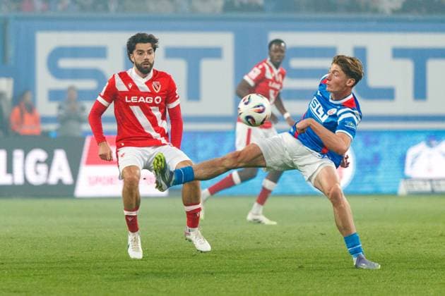 links Tolcay Cigerci (FCE) gegen Ryan Naderi (Rostock) ; GER, FC Hansa Rostock vs. FC Energie Cottbus, Fußball, Männer, 3. Liga, 09.Spieltag, Spielzeit 2025 2026, 30.09.2025 Rostock Ostseestadion Mecklenburg - Vorpommern Deutschland