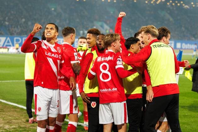 Torjubel 0:1 Torschütze Nr.11 Moritz Hannemann (FCE) lässt sich feiern - links Nyamekye Awortwie Grant (FCE) ; GER, FC Hansa Rostock vs. FC Energie Cottbus, Fußball, Männer, 3. Liga, 09.Spieltag, Spielzeit 2025 2026, 30.09.2025 Rostock Ostseestadion Mecklenburg - Vorpommern Deutschland