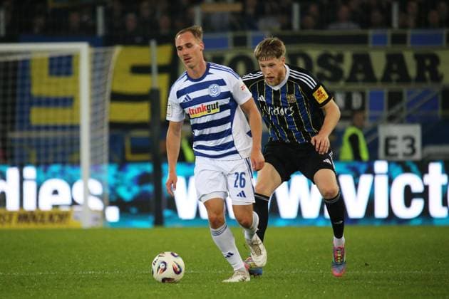 30.09.2025, xmohx, Fussball 3.Liga, 1.FC Saarbruecken - MSV Duisburg v.l. Florian Krüger (MSV Duisburg) Joel Bichsel (1.FC Saarbruecken) Zweikampf, Aktion, action, battle for the ball (DFL DFB REGULATIONS PROHIBIT ANY USE OF PHOTOGRAPHS as IMAGE SEQUENCES and or QUASI-VIDEO) Saarbruecken