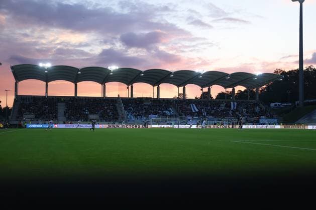 Fussball, 3. Liga Saison 2025 2026 9. Spieltag 1.FC Saarbrücken - MSV Duisburg 30.09.2025, Ludwigsparkstadion Abendstimmung über dem Stadion, Sonnenuntergang Saarbrücken Ludwigsparkstadion Saarland Deutschland