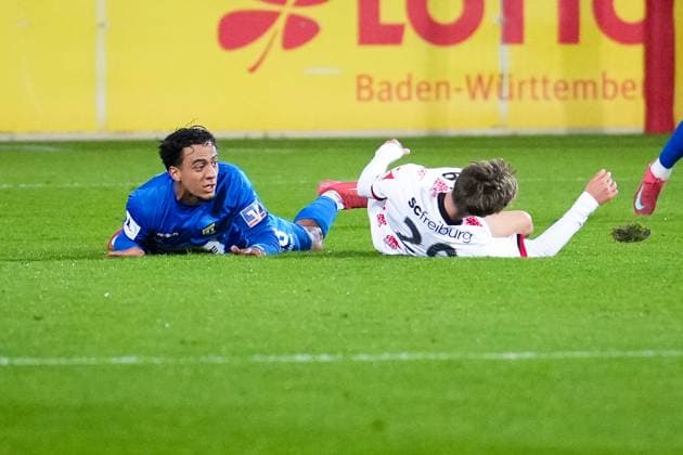 Deutschland, Fußball, Regionalliga Südwest, Saison 2025 2026, 10. Spieltag SC Freiburg II vs. TSG Balingen Dreisamstadion (Freiburg): Mateo Zelic (SC Freiburg II, 29) Foul, Sascha Eisele (TSG Balingen ,2) Freiburg Dreisamstadion Baden-Württemberg Deutschland Copyright: xFINLEYxMÖRCHx