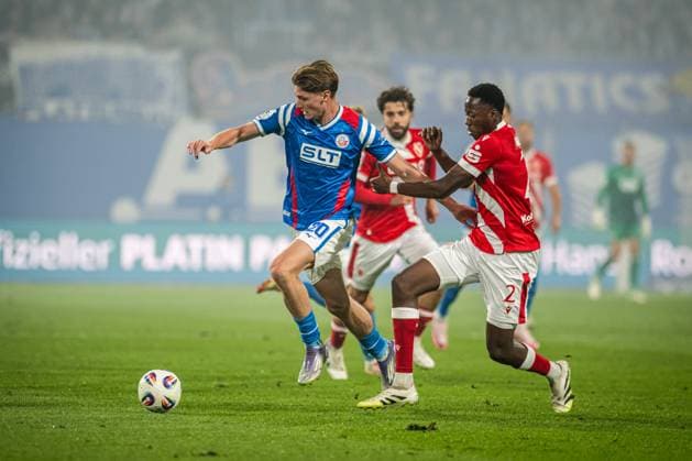 Rostock, Deutschland 30. September 2025: 3. Liga - 2025 2026 - FC Hansa Rostock vs. FC Energie Cottbus Im Bild: v. li. im Zweikampf Ryan Naderi (Hansa Rostock) und King Manu (Energie Cottbus) DFB regulations prohibit any use of photographs as image sequences and or quasi-video. Copyright: xFotostandx xVoelkerx