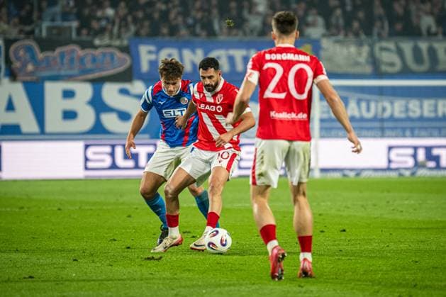 Rostock, Deutschland 30. September 2025: 3. Liga - 2025 2026 - FC Hansa Rostock vs. FC Energie Cottbus Im Bild: v. li. im Zweikampf Benno Dietze (Hansa Rostock) und Tolcay Cierci (Energie Cottbus) DFB regulations prohibit any use of photographs as image sequences and or quasi-video. Copyright: xFotostandx xVoelkerx