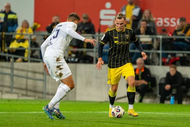 Mika Schroers (Alemannia Aachen, 30) am Ball, davor Tristan Zobel (Erzgebirge Aue, 25) Alemannia Aachen vs. Erzgebirge Aue, Fussball, 3. Liga, 9. Spieltag, Saison 2025 2026, 30.09.2025 DFB REGULATIONS PROHIBIT ANY USE OF PHOTOGRAPHS AS IMAGE SEQUENCES AND OR QUASI-VIDEO Alemannia Aachen vs. Erzgebirge Aue, Fussball, 3. Liga, 9. Spieltag, Saison 2025 2026, 30.09.2025 Aachen Copyright: xEibner-Pressefoto J.xDerondeaux EP_JDU
