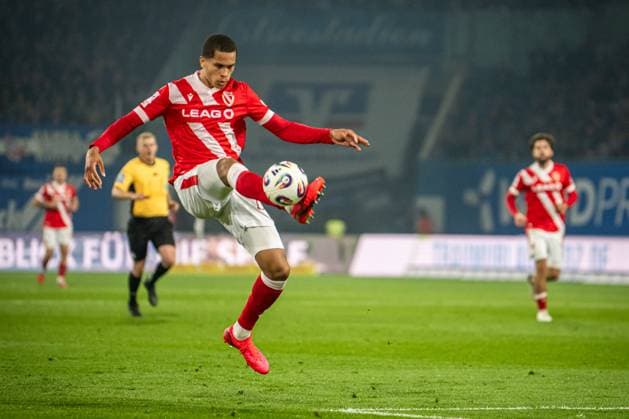 Rostock, Deutschland 30. September 2025: 3. Liga - 2025 2026 - FC Hansa Rostock vs. FC Energie Cottbus Im Bild: Nyamekye Awortwie-Grant (Energie Cottbus) DFB regulations prohibit any use of photographs as image sequences and or quasi-video. Copyright: xFotostandx xVoelkerx