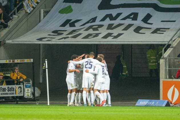 Jubel nach dem 0:1 für Aue durch Pascal Fallmann (Erzgebirge Aue, 17) Alemannia Aachen vs. Erzgebirge Aue, Fussball, 3. Liga, 9. Spieltag, Saison 2025 2026, 30.09.2025 DFB REGULATIONS PROHIBIT ANY USE OF PHOTOGRAPHS AS IMAGE SEQUENCES AND OR QUASI-VIDEO Alemannia Aachen vs. Erzgebirge Aue, Fussball, 3. Liga, 9. Spieltag, Saison 2025 2026, 30.09.2025 Aachen Copyright: xEibner-Pressefoto J.xDerondeaux EP_JDU
