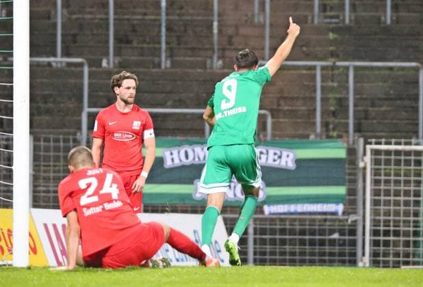 30.09.2025, xpfrx, Fussball Regionalliga Suedwest, FC Homburg - TSV Schott Mainz v.l. Jan Christoph Just (Mainz) auf dem Boden sitzend, Oliver Kovacic (Homburg) bejubelt den Treffer zum 1:0 (DFL DFB REGULATIONS PROHIBIT ANY USE OF PHOTOGRAPHS as IMAGE SEQUENCES and or QUASI-VIDEO) Homburg
