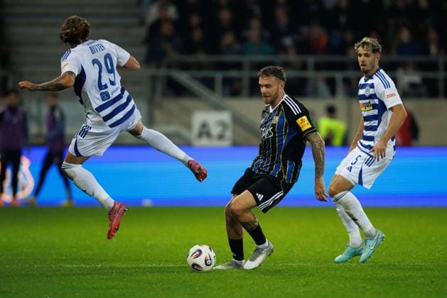Patrick Schmidt (1. FC Saarbruecken) im Zweikampf mit Joshua Bitter (MSV Duisburg) und Tobias Fleckstein (MSV Duisburg) 1.FC Saarbruecken vs MSV Duisburg Fussball, 3. Bundesliga, 9. Spieltag, Saison 2025 2026, 30.09.2025 DFB regulations prohibit any use of photographs as image sequences and or quasi-video. 1.FC Saarbruecken vs MSV Duisburg Fussball, 3. Bundesliga, 9. Spieltag, Saison 2025 2026, 30.09.2025 Copyright: xEibner-Pressefoto AlexanderxNeisx EP_ANS