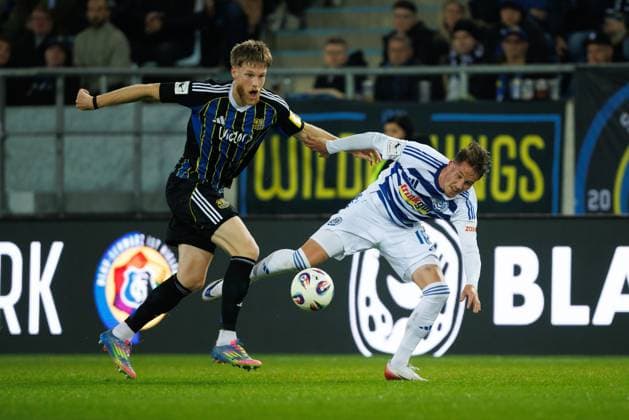 Joel Bichsel (1. FC Saarbruecken) im Zweikampf mit Christian Viet (MSV Duisburg), 1.FC Saarbruecken vs MSV Duisburg Fussball, 3. Bundesliga, 9. Spieltag, Saison 2025 2026, 30.09.2025 DFB regulations prohibit any use of photographs as image sequences and or quasi-video. 1.FC Saarbruecken vs MSV Duisburg Fussball, 3. Bundesliga, 9. Spieltag, Saison 2025 2026, 30.09.2025 Copyright: xEibner-Pressefoto AlexanderxNeisx EP_ANS