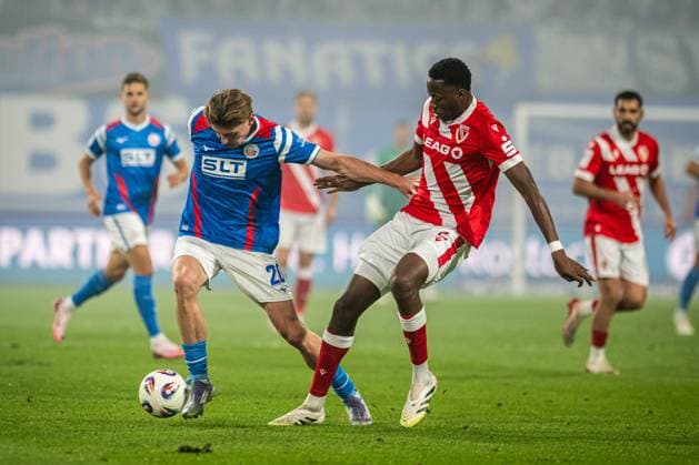 Rostock, Deutschland 30. September 2025: 3. Liga - 2025 2026 - FC Hansa Rostock vs. FC Energie Cottbus Im Bild: v. li. im Zweikampf Ryan Naderi (Hansa Rostock) und King Manu (Energie Cottbus) DFB regulations prohibit any use of photographs as image sequences and or quasi-video. Copyright: xFotostandx xVoelkerx