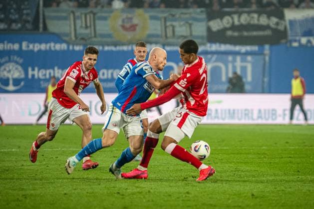 Rostock, Deutschland 30. September 2025: 3. Liga - 2025 2026 - FC Hansa Rostock vs. FC Energie Cottbus Im Bild: v. li. im Zweikampf Maximilian Krauß Krauss (Hansa Rostock) und Nyamekye Awortwie-Grant (Energie Cottbus) DFB regulations prohibit any use of photographs as image sequences and or quasi-video. Copyright: xFotostandx xVoelkerx