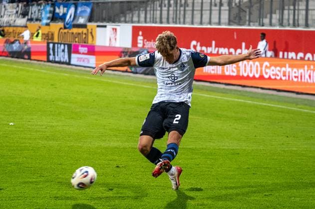 Deutschland: Fussball 3. Liga, 9. Spieltag 2025 2026, TSV Havelse-Waldhof Mannheim am 30.09. in Hannover (Eilenriede-Stadion): Sascha Voelcke (Waldhof Mannheim 2) Flanke zum 0:1 Copyright: xSvenxHeidmannx