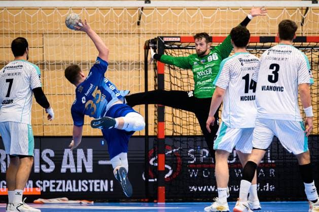Grosswallstadt: 2.HBL - 25 26 - TV Grosswallstadt - SG BBM Bietigheim Axel Skaarnaes (TV Grosswallstadt), Torhueter Jan Hrdlicka (Bietigheim) Elsenfeld Untermainhalle Bayern Deutschland