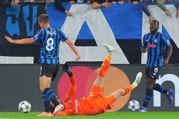 Atalanta s Mario Pasalic penalty foul , Brugge s goalkeeper Nordin Jackers during the Uefa Champions League soccer match between Atalanta and Club Brugge at the New Balance Stadium in Bergamo , north Italy - Tuesday, September 30 , 2025. - Soccer .  Copyright: xSpada LaPressex