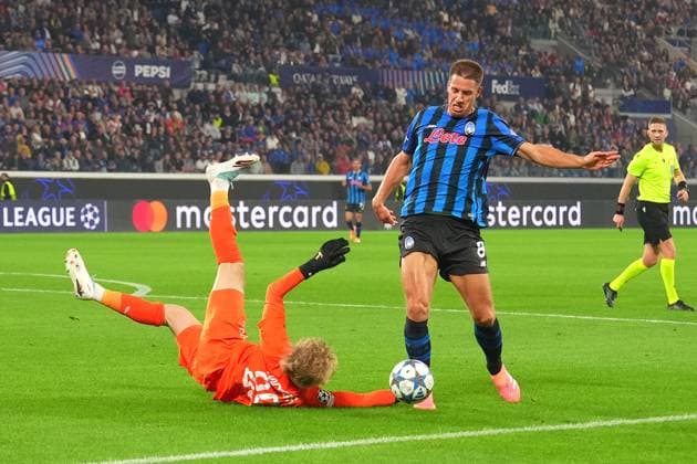 Brugge™s goalkeeper Nordin Jackers , Atalanta s Mario Pasalic penalty faul during the Uefa Champions League soccer match between Atalanta and Club Brugge at the New Balance Stadium in Bergamo , north Italy - Tuesday, September 30 , 2025. - Soccer .  Copyright: xSpada LaPressex