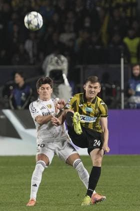 Kairat Almaty v Real Madrid - UEFA Champions League ALMATY, KAZAKHSTAN - SEPTEMBER 30: Real Madrid’s Fran Garcia (20) battles for the ball with Kairat Almaty Aleksandr Mrynskiy (24) during the UEFA Champions League group stage match between Kairat Almaty and Real Madrid at Almaty Ortalyk Stadion in Almaty, Kazakhstan on September 30, 2025. Turar Kazangapov Anadolu Almaty Kazakhstan. Editorial use only. Please get in touch for any other usage.  Copyright: x2025xAnadoluxTurarxKazangapovx