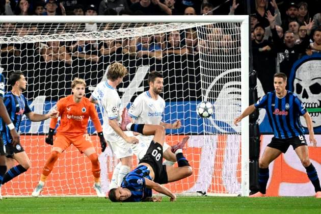 Atalanta v Club Brugge - UEFA Champions League BERGAMO, ITALY - SEPTEMBER 30 : Krstovic Nicola forward of Atalanta , Sandra Cisse midfielder of Club Brugge and Mechele Brandon defender of Club Brugge during the UEFA Champions League 2025 26 League Phase MD2 match between Atalanta and Club Brugge on September 30, 2025 in Bergamo, Italy, 30 09 2025 Bergamo Italy  Copyright: xPeterxDexVoechtx