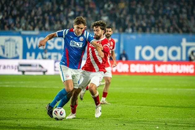 Rostock, Deutschland 30. September 2025: 3. Liga - 2025 2026 - FC Hansa Rostock vs. FC Energie Cottbus Im Bild: v. li. im Zweikampf Benno Dietze (Hansa Rostock) und Dominik Pelivan (Energie Cottbus) DFB regulations prohibit any use of photographs as image sequences and or quasi-video. Copyright: xFotostandx xVoelkerx