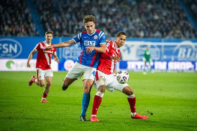 Rostock, Deutschland 30. September 2025: 3. Liga - 2025 2026 - FC Hansa Rostock vs. FC Energie Cottbus Im Bild.: v. li. Benno Dietze (Hansa Rostock) und Nyamekye Awortwie-Grant (Energie Cottbus) DFB regulations prohibit any use of photographs as image sequences and or quasi-video. Copyright: xFotostandx xVoelkerx