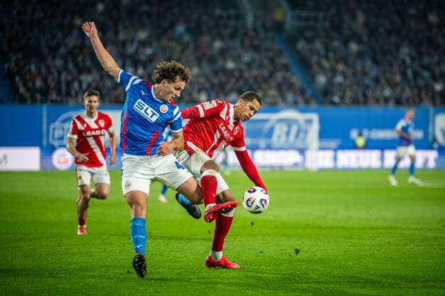 Rostock, Deutschland 30. September 2025: 3. Liga - 2025 2026 - FC Hansa Rostock vs. FC Energie Cottbus Im Bild: v. li. Benno Dietze (Hansa Rostock) und Nyamekye Awortwie-Grant (Energie Cottbus) DFB regulations prohibit any use of photographs as image sequences and or quasi-video. Copyright: xFotostandx xVoelkerx