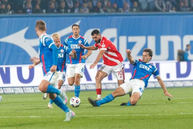 v.l. Viktor Bergh (Rostock) , Tolcay Cigerci (FCE) und Benno Dietze (Rostock) ; GER, FC Hansa Rostock vs. FC Energie Cottbus, Fußball, Männer, 3. Liga, 09.Spieltag, Spielzeit 2025 2026, 30.09.2025 Rostock Ostseestadion Mecklenburg - Vorpommern Deutschland