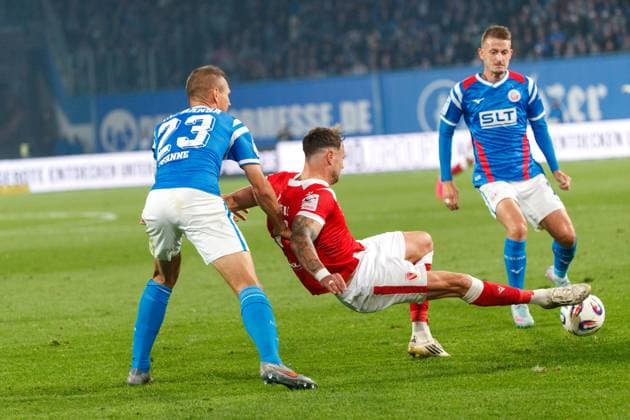 v.l. Franz Pfanne (Rostock) , Timmy Thiele (FCE) , Nico Neidhart (Rostock) ; GER, FC Hansa Rostock vs. FC Energie Cottbus, Fußball, Männer, 3. Liga, 09.Spieltag, Spielzeit 2025 2026, 30.09.2025 Rostock Ostseestadion Mecklenburg - Vorpommern Deutschland